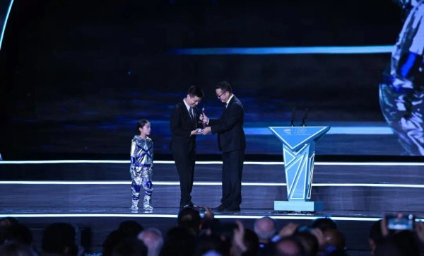 旺源配资 雨果奖得主海漄联手好友出新作 阿来、刘慈欣点赞：年轻作家才华得到了爆发