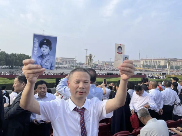 大众配资 泪目！他带着家中两代遗照，前来观礼……