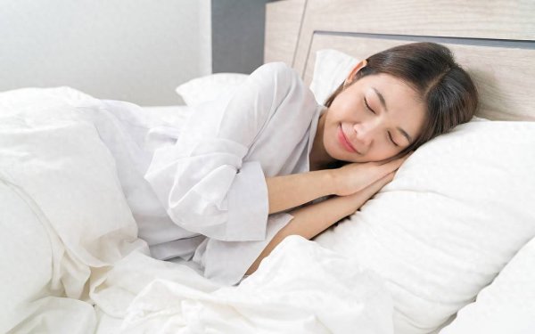 鼎红金投 10点睡觉被推翻了？医生：过了63岁，睡觉尽量要做到这3点